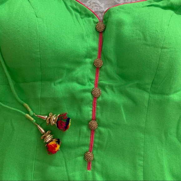 🤩 PADDED DEEP NECK Stitched Kurta in Parrot Green Colour - Picture 3 of 17